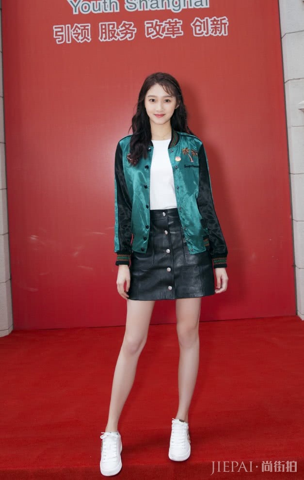 关晓彤这条“蚂蚁裤”，秀“钢筋腿”妥妥的