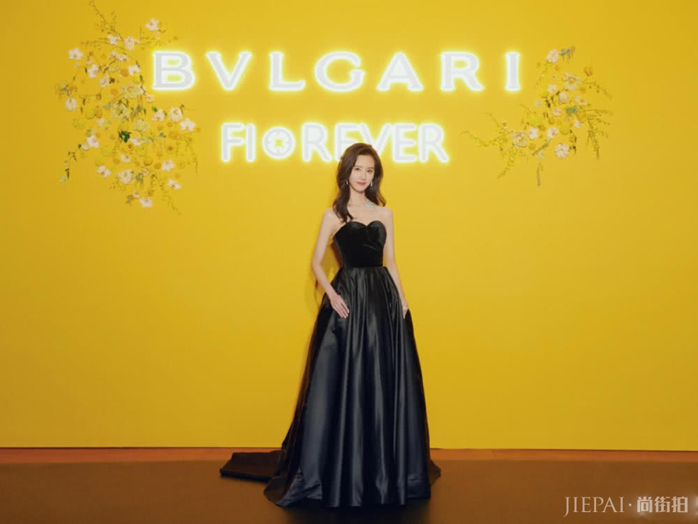 陈都灵与谭松韵,同为少女脸,穿一黑一白礼裙谁更美?