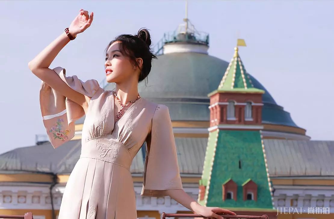 舒淇深V连衣裙!穿出少女感!