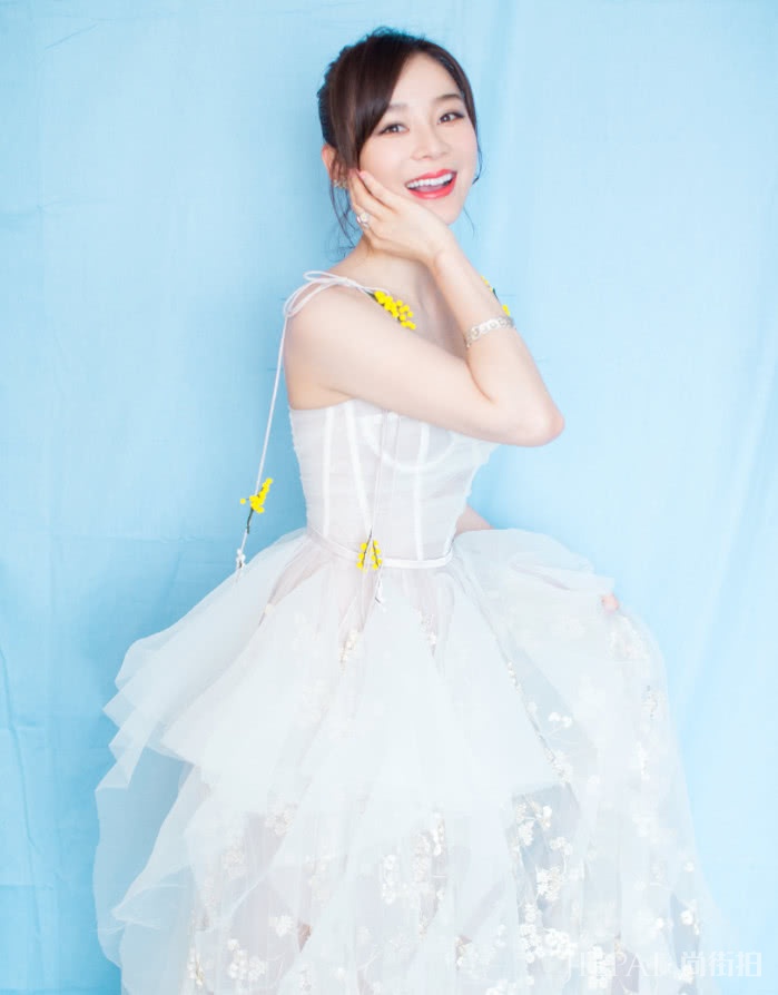 袁姗姗的“黄豆裙”才最别致,显白百分百!