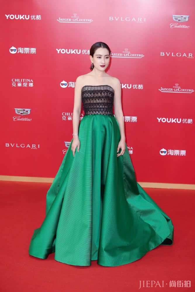 马苏一袭白色鱼尾裙勾勒出S型曲线,气质优雅知性