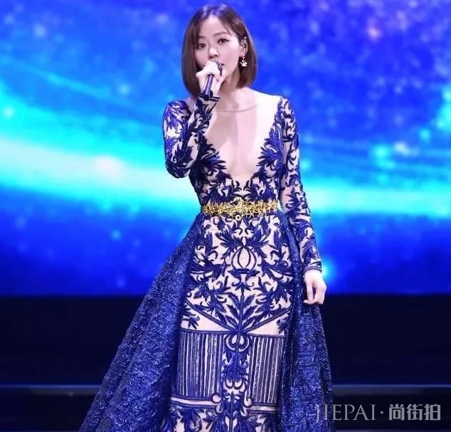 张靓颖挑战深v礼服,忘记自己什么身材了?