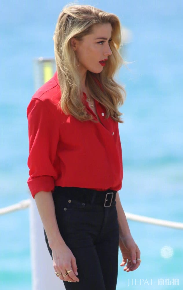 《海王》女主这条“床单裤”,超显腿长