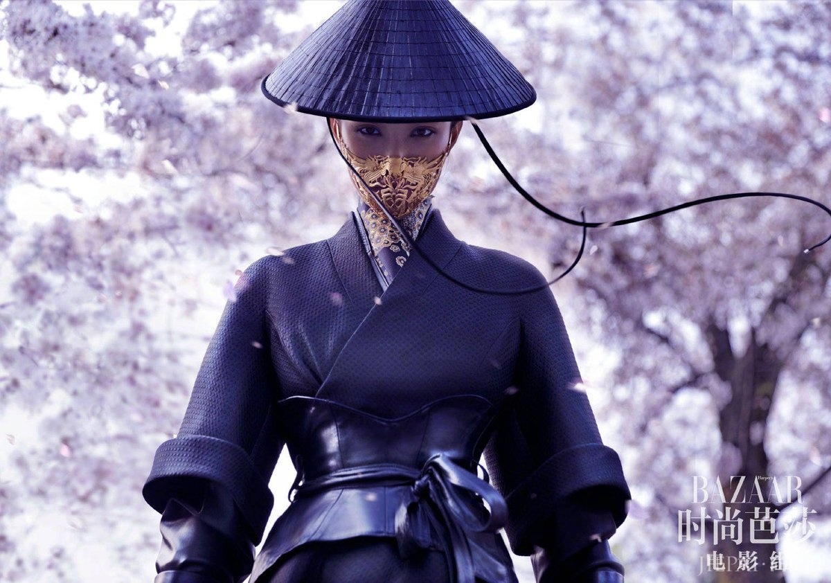 樱花下绽放,扛起一个人的江湖:倪妮出镜《Harper’s BAZAAR》
