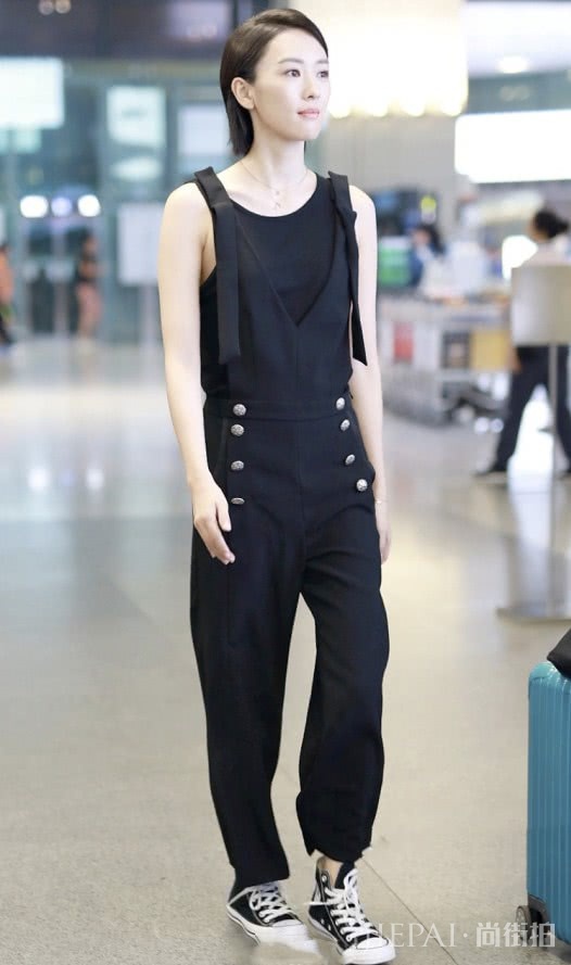 “小章子怡”现身机场,穿咖啡棕大风衣,这个“歪头杀”有点萌!