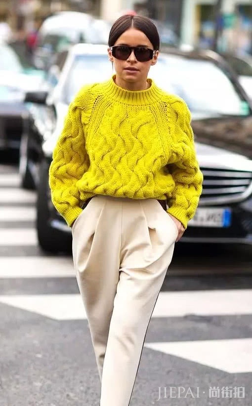 穿上一件温暖纯色毛衣,让简约与优雅并行