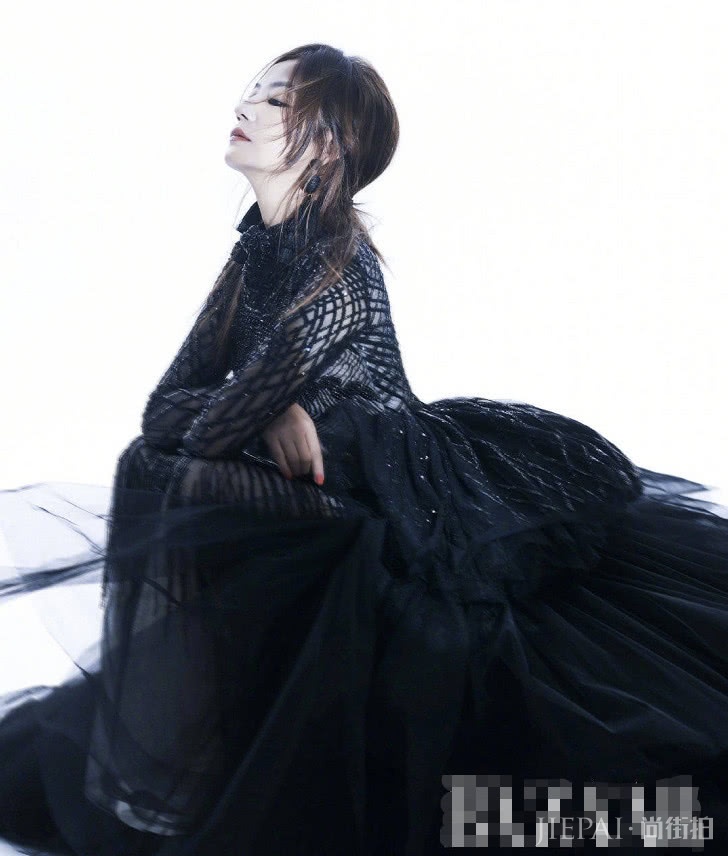 赵薇化身暗黑天鹅怒上烟熏妆表明态度