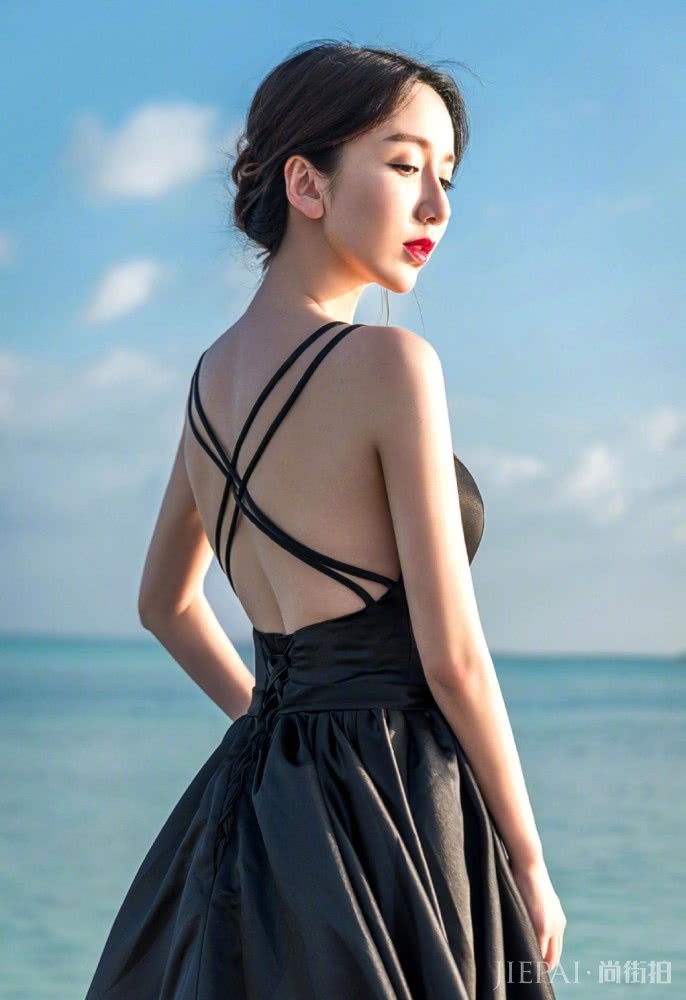 娄艺潇西装裙大秀美腿,灵感来自“渔网”?