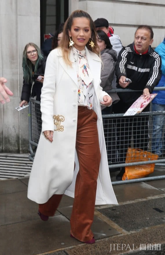 圣诞节搭配这6款焦糖色阔腿裤，感受不一样的魅力