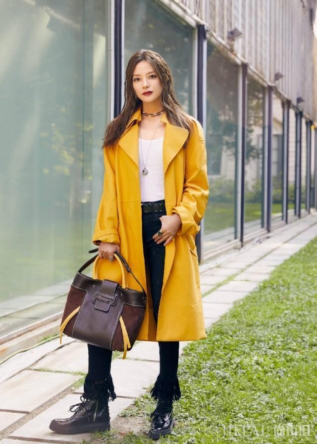 赵薇搭黑色半身裙时尚又优雅，比之前更有气场了