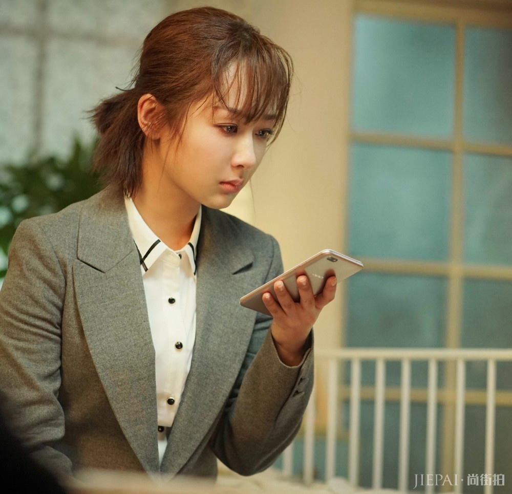杨紫、周冬雨这样扎头发,时髦俏皮又显脸小