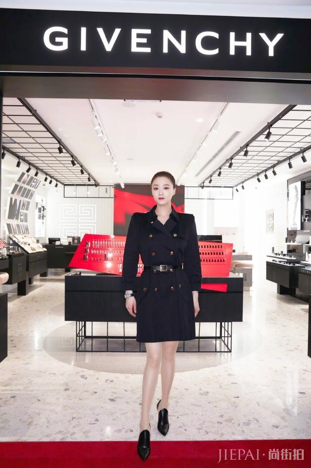 蒋欣换个发型穿风衣!