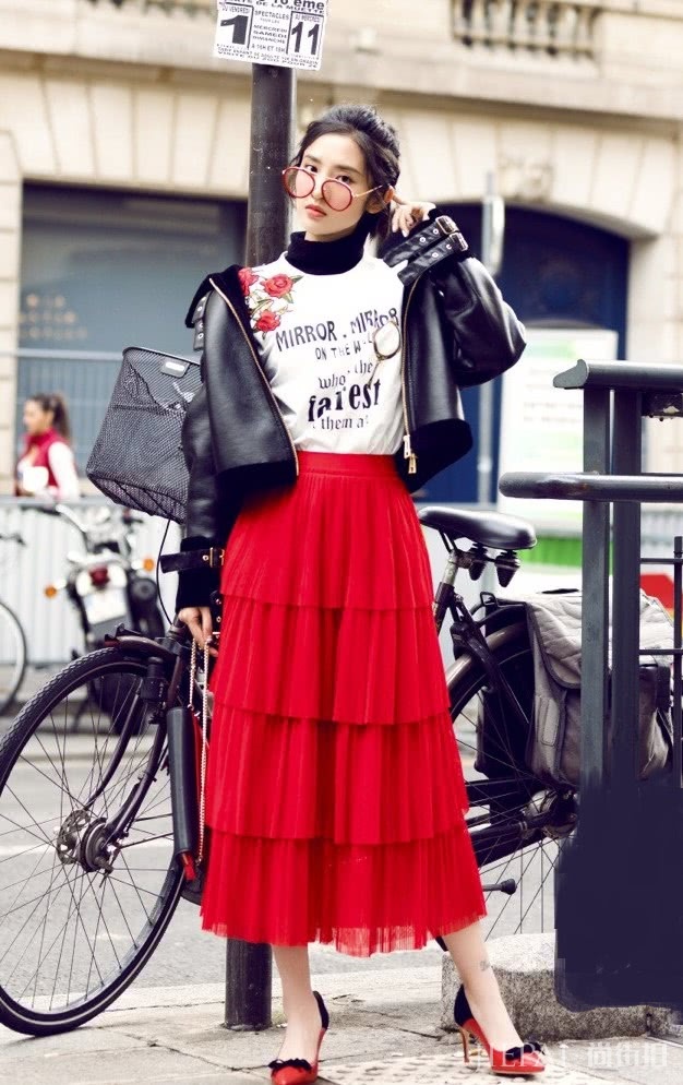 唐艺昕抽屉裤搭配毛衣,超洋气!