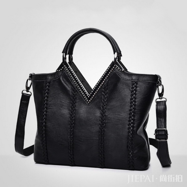 只有这些包包才配得上你的冬大衣