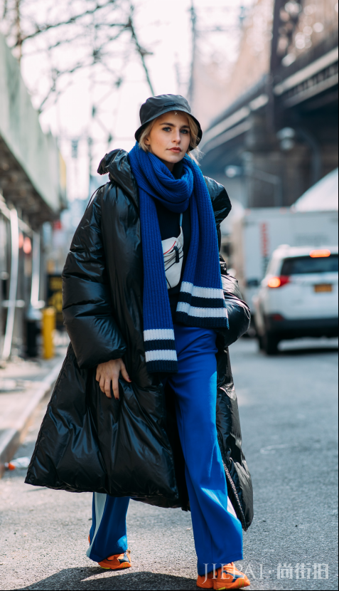 长款大衣搭配围巾 随心所欲缔造时尚魅力
