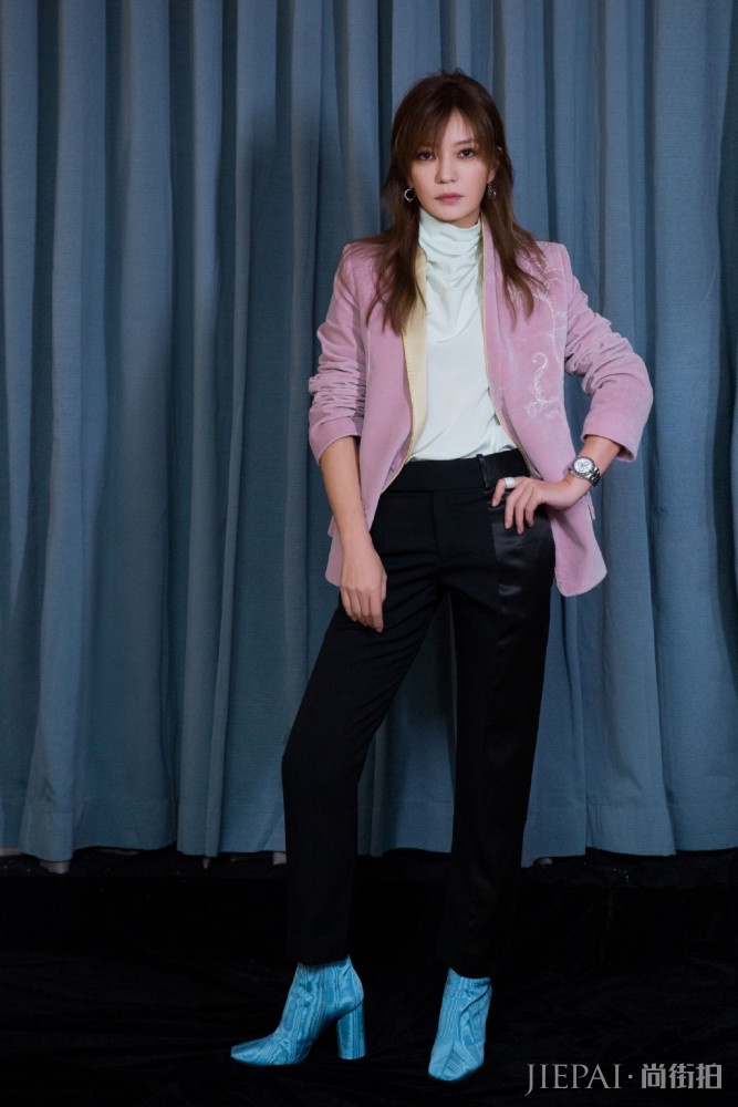 赵薇穿丝绒套装亮相,知性优雅