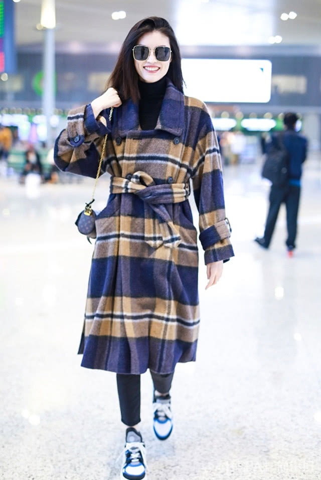 想在人群中脱颖而出?怎么能少了系带大衣