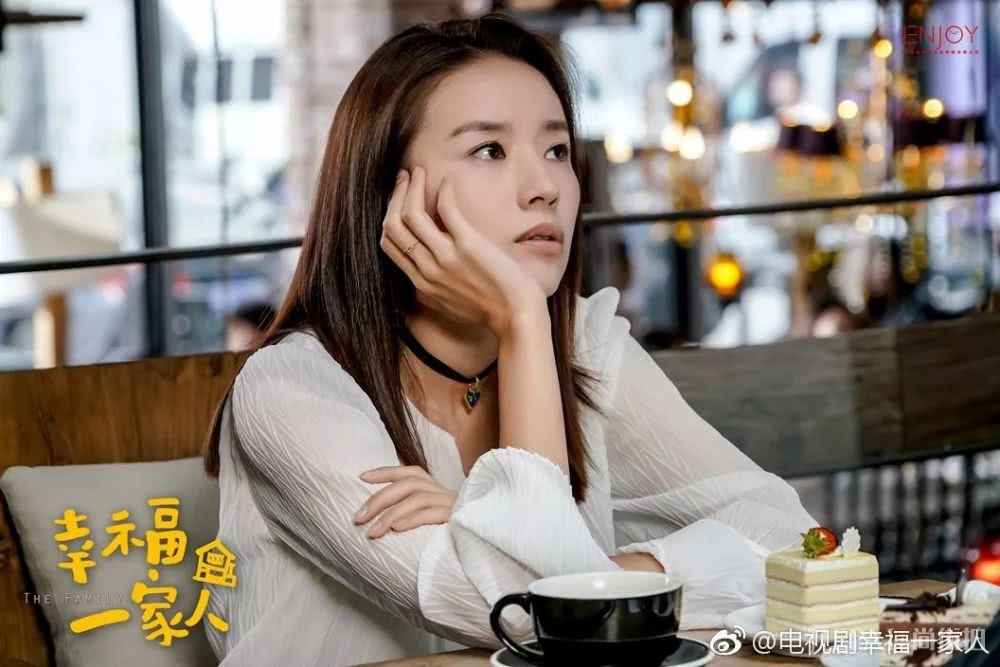 化身职场精英的董洁，靠什么秘籍保持自己不变的年轻美肌？