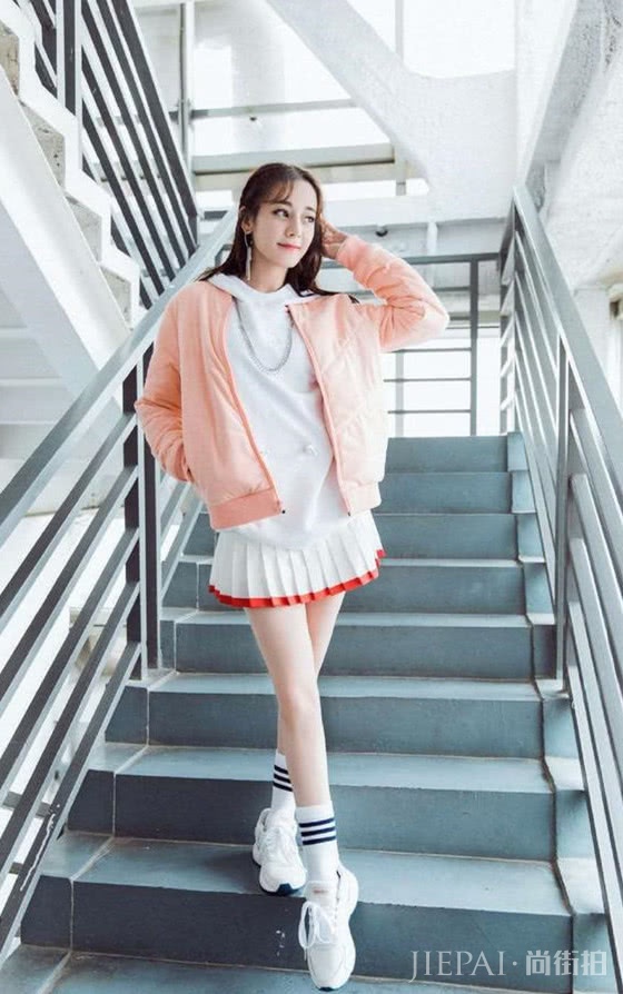 卫衣的7款搭配，穿上活泼又俏皮，怎么穿都好看