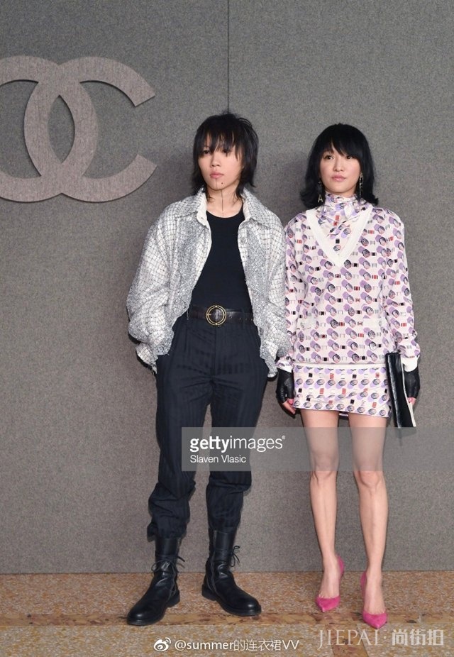 窦靖童周迅一起拍照，网友：一个发型师做的头发