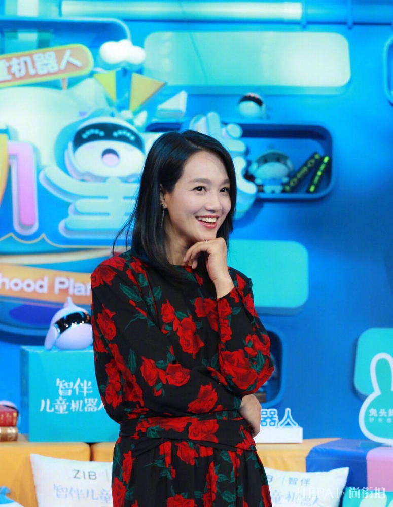 朱丹穿运动裤配高跟鞋,摩登感十分!