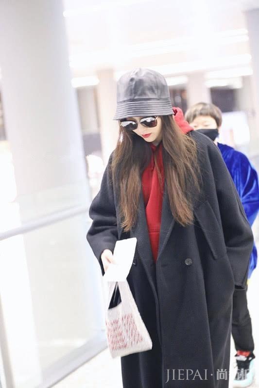 唐嫣红黑两色风衣配出高级感,适合过节穿!