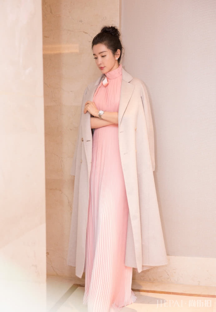 李冰冰一袭粉色裙清新减龄，少女感爆棚
