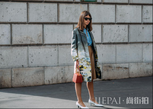 中长款大衣搭配短裙或裤子,玩转冬季街头甜美淑女STYLE
