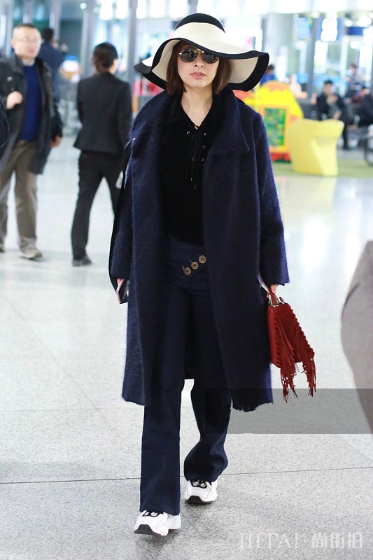 吴昕宽檐帽,硬把机场走成秀场了
