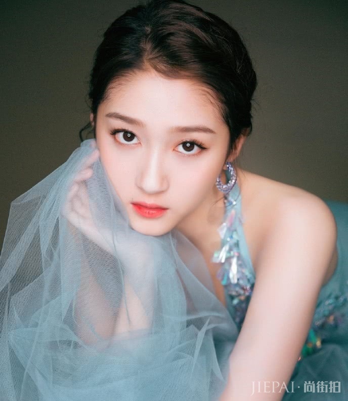 关晓彤穿孔雀蓝纱裙少女仙气飘飘,终于穿对了