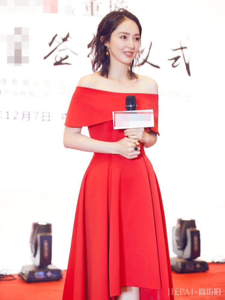 董璇剪短发颜值回春,一身休闲装难掩少女感