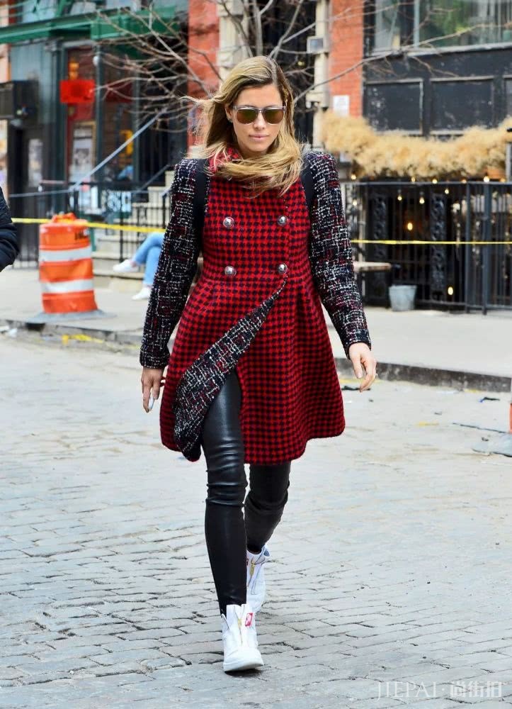 欧美街拍 新年穿红色既能喜庆又很时髦