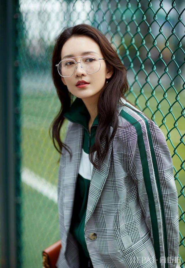 王鸥身穿绿色校服青春又复古,淑女秒变少女