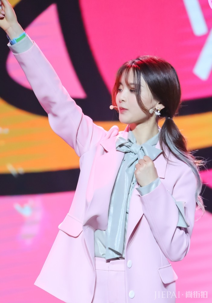 杨超越又扎双马尾了，气质变得更加甜美了