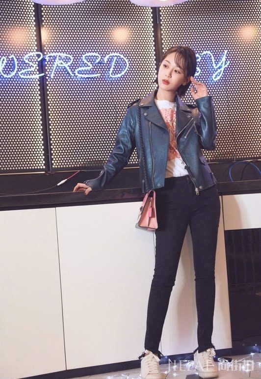 杨紫皮衣搭配纱裙帅气又甜美,早该这样穿了