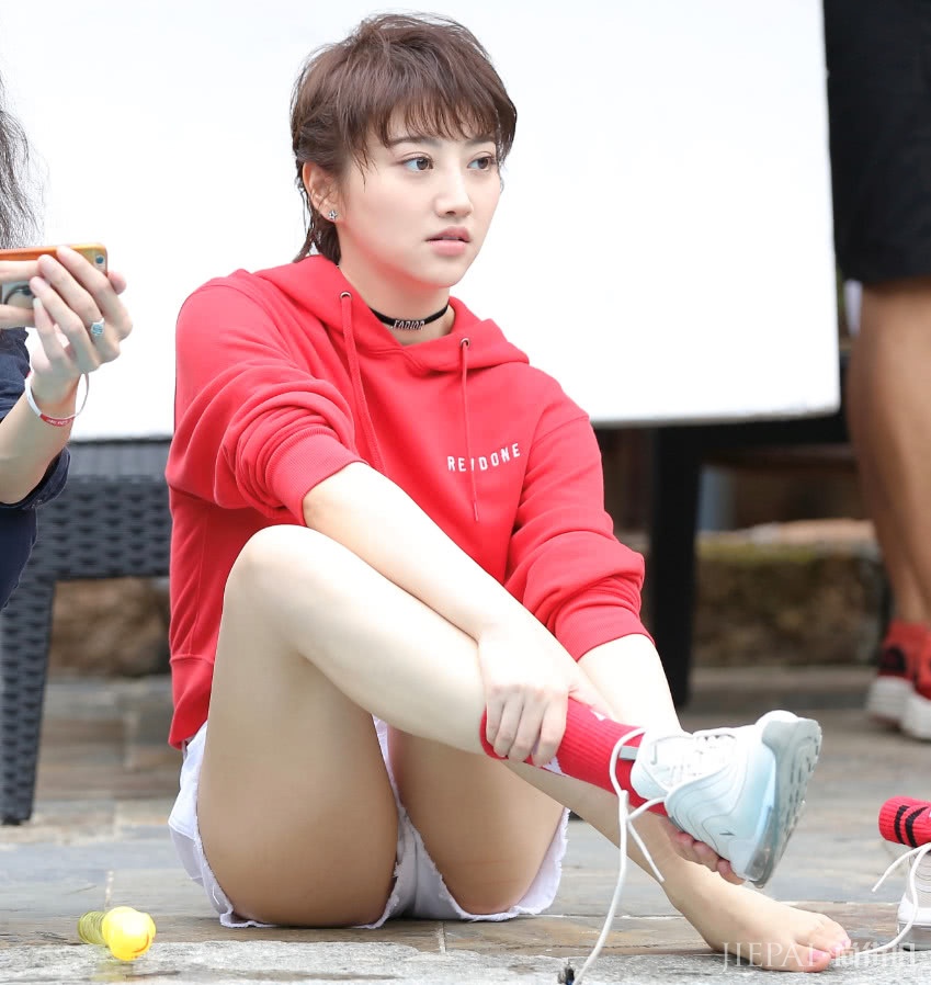 景甜为秀腿穿超短“豆腐裤”上节目,一坐下来,全场观众想捂眼!