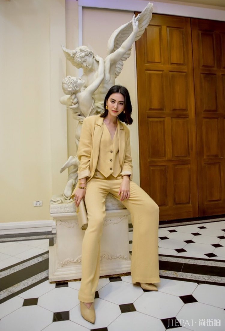 泰国小花Mai实力惊艳！参加婚礼穿的攻气十足，怕是要抢新郎风头