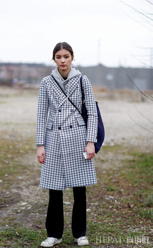 大衣怎么穿好看?看欧美女生搭配卫衣,更显独特与时尚