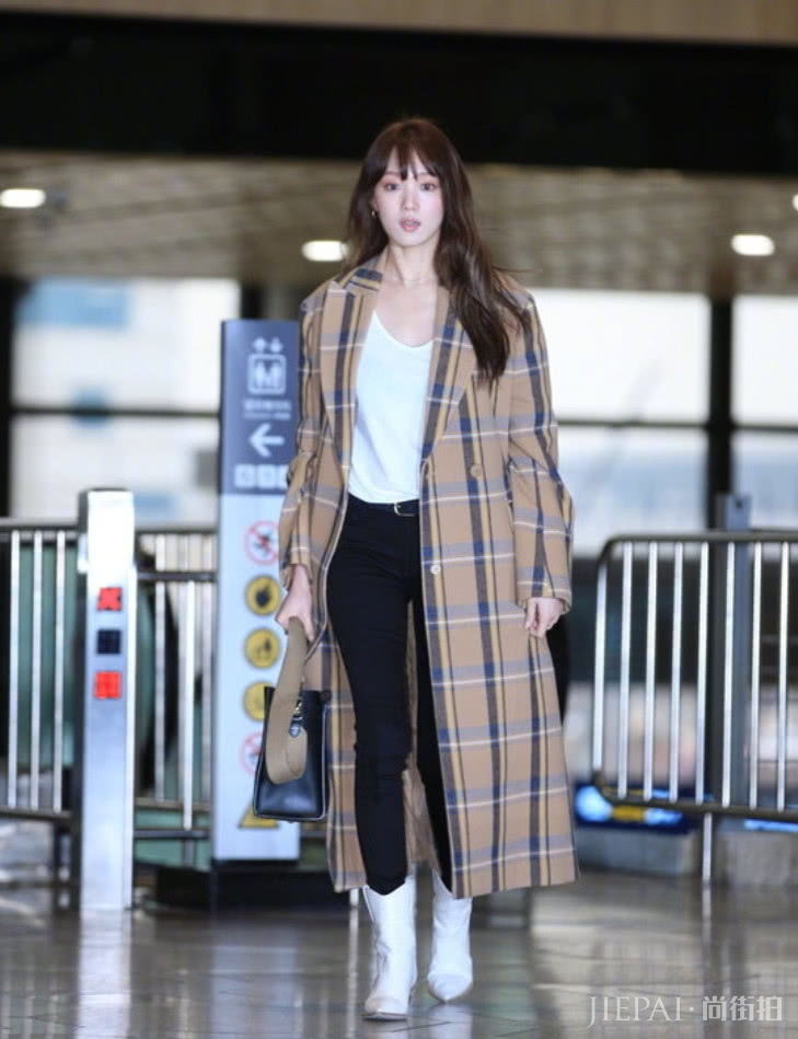 李圣经的腿已经超神了,但“奥特曼战靴”你别试,她也变大妈腿!