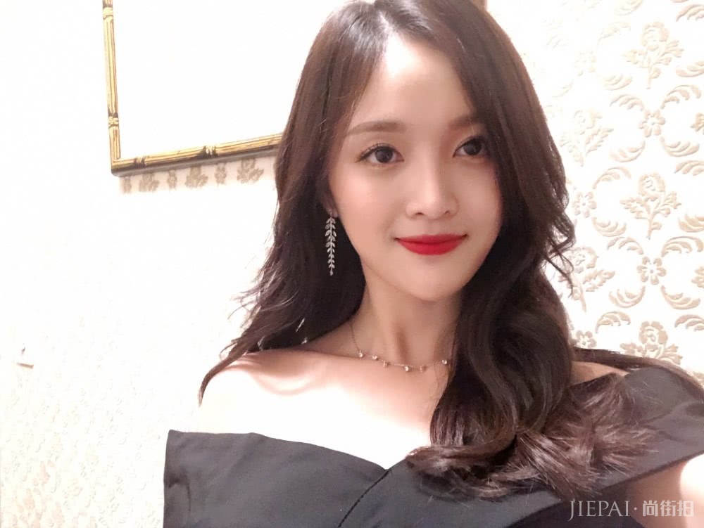 吴宣仪化浓妆太惊艳,口红性感爆棚!