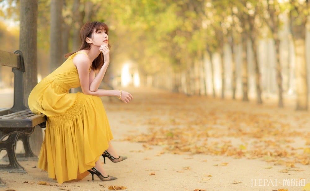 毛晓彤最近将头发烫卷了,画风变回20岁,看了也想烫卷发