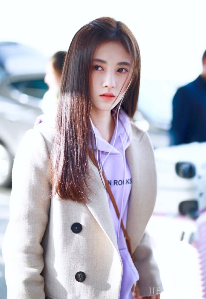 鞠婧祎西装搭配卫衣，时髦到飞起！