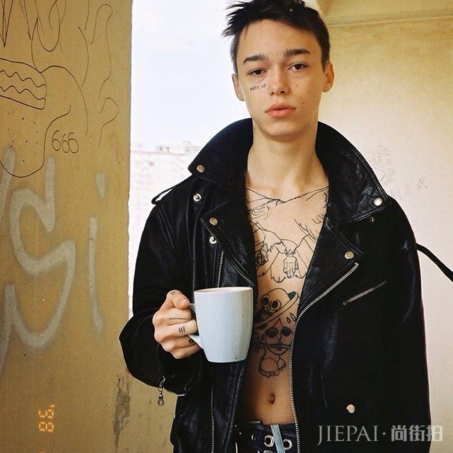 这个男孩自称是“垃圾王”、“宿醉婊”，却意外走红社交网络