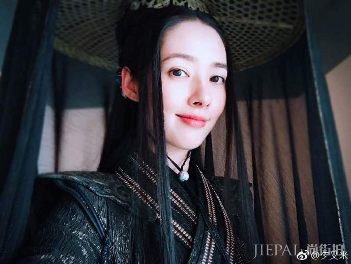 郭碧婷古装造型太拉风,像头上装了电线杆