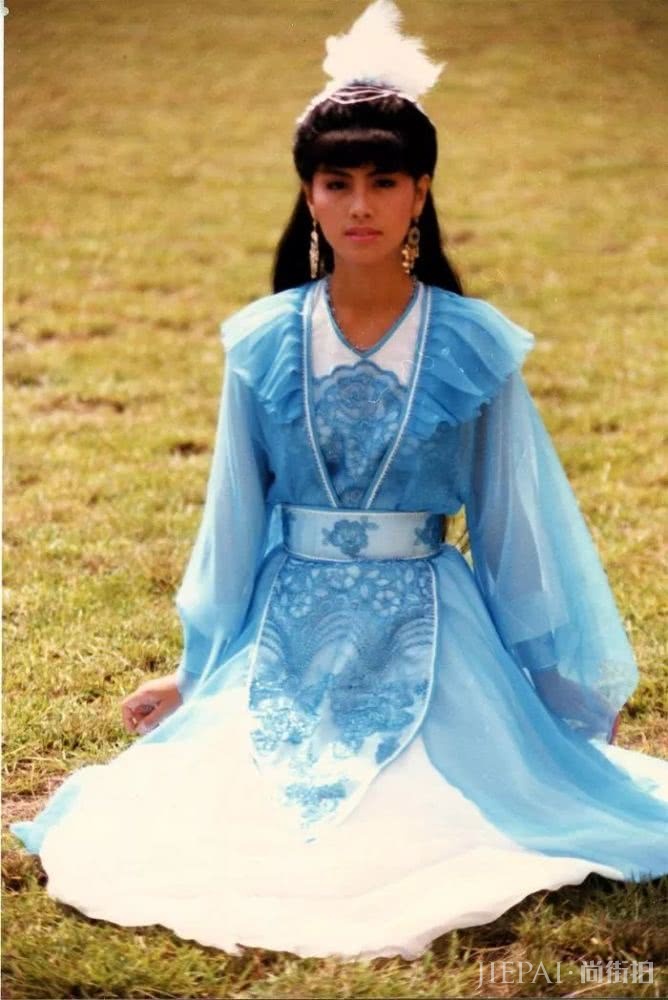 开记者会直播离婚,45岁嫁小13岁男友:她才是张雨绮的前辈