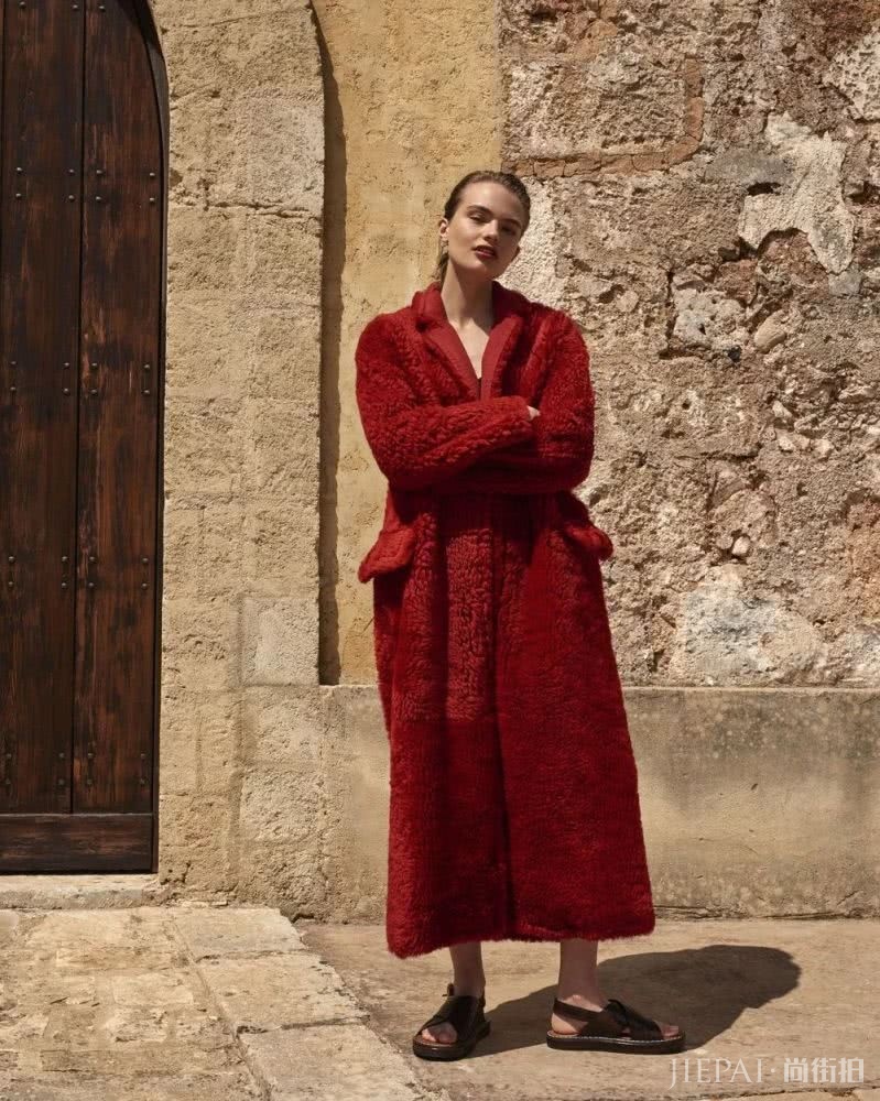 听说最近红白棉袄裹红大衣火了?