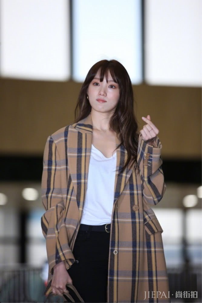 28岁李圣经穿格子长衫参加颁奖盛典，高挑潇洒，真会穿！