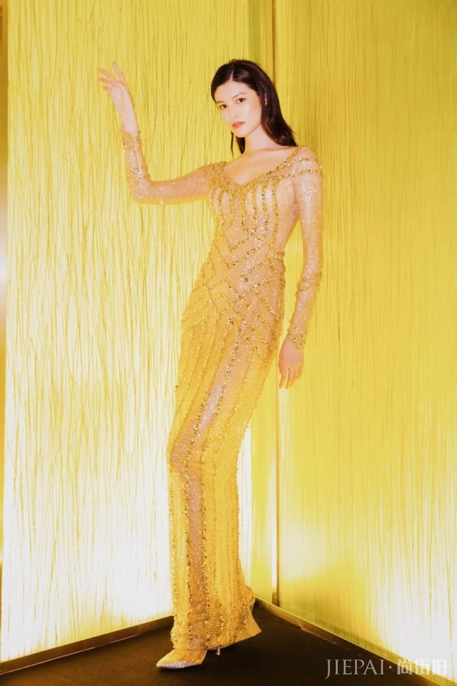 何穗穿印花连衣裙身材胖了一半,脚下靴子一般人驾驭不了