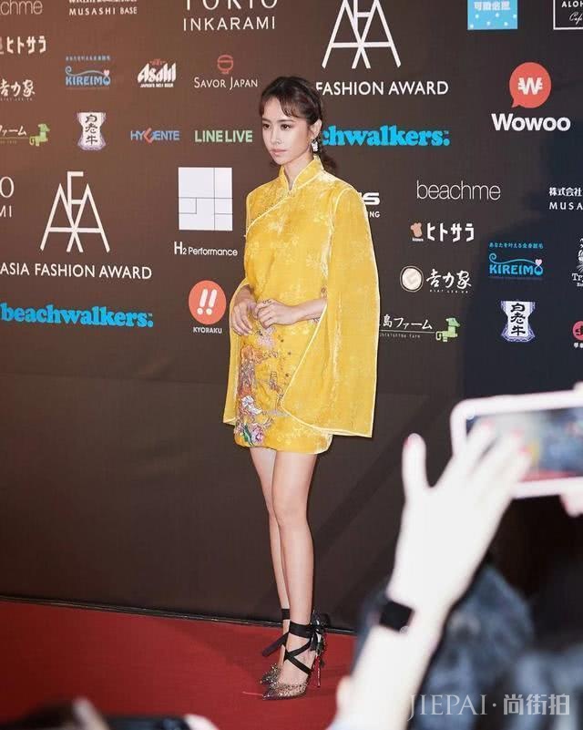 蔡依林扎两小辫清新减龄,穿改良版旗袍韵味十足,一改往日性感风