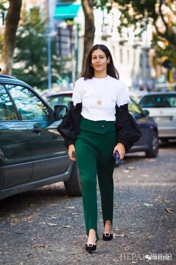 欧美街拍 超显白的绿色衣服彰显时尚高级感